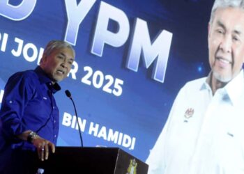 AHMAD Zahid Hamidi berucap pada Majlis Pelancaran Skuad Yayasan Pelajaran Mara Peringkat Negeri Johor 2025 di Stadium Tertutup Arena Larkin, Johor Bahru, Johor hari ini.-UTUSAN/RAJA JAAFAR ALI.