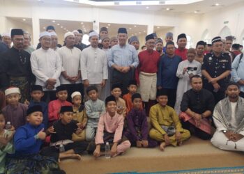 MOHAMAD Hasan bergambar bersama penduduk yang menghadiri Karnival Mawlid Masjid Sheikh Haji Ahmad 2025 di Bandar Sri Sendayan, Seremban hari ini. - UTUSAN /NUR SHARIEZA ISMAIL