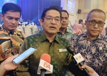 WAN Hashim Wan Rahim (tengah) bercakap kepada pemberita selepas menghadiri Majlis Persaraan Jabatan Pendidikan Negeri Terengganu 2025 di Kuala Nerus, Terengganu. - UTUSAN / NURSYASYA NADHIRAH ZABIDI