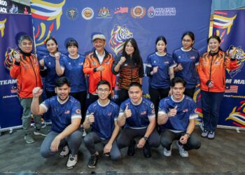 Ketua Kontinjen Negara (CDM) ke Sukan SEA Thailand 2025, Nurul Huda Abdullah (empat kanan) bersama Ketua jurulatih boling kebangsaan, Ben Heng Boon Hian (kiri) bergambar bersama para atlet pada sesi latihan skuad boling kebangsaan bagi persiapan ke Sukan SEA Thailand 2025 di Sunway Megalanes di sini hari ini. - UTUSAN/FARIZ RUSADIO