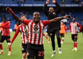 Pemain Sunderland dari Congo, Noah Sadiki meraikan kemenangan menewaskan Chelsea di Stamford Bridge, semalam. - AFP