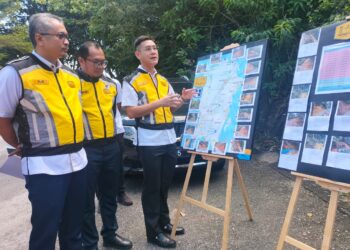 ZAIRIL Khir Johari (kanan) meninjau Jalan Batu Ferringhi yang terlibat dengan projek pembaikan cerun 
di Pulau Pinang. – UTUSAN/SAFINA RAMLI