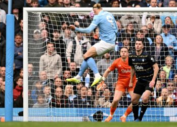 Penyerang Manchester City Erling Haaland menjaringkan gol pertama pasukan semasa perlawanan bola sepak Liga Perdana Inggeris (EPL) menentang Everton di Stadium Etihad di Manchester hari ini. - AFP