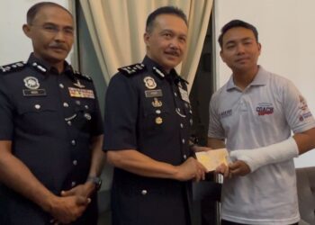 MOHD. Yusri Hassan Basri ketika melawat anggota trafik yang cedera ketika menjalankan tugas mengiring delegasi sempena Sidang Kemuncak ASEAN Ke-47.