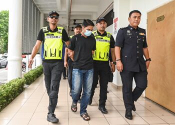 SEORANG penjual daging didakwa di Mahkamah Majistret Selayang hari ini atas pertuduhan secara cuai menyebabkan kematian abang iparnya yang mayatnya ditinggalkan di tepi jalan, bulan lalu. - UTUSAN/SYAKIR RADIN