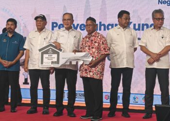 WAN Rosdy Wan Ismail menyampaikan kunci Rumah Rakyat Pahang (RRP) Dewan Undangan Negeri (DUN) Jelai sempena Majlis Hari Statistik Negara dan Sedunia 2025 Peringkat Kebangsaan di Dewan Terbuka Laman Sejahtera, Sungai Koyan, Lipis, Pahang.