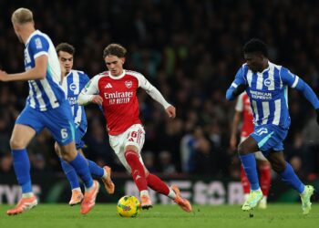 Pemain Arsenal Max Dowman (tengah) ketika beraksi pusingan keempat Piala Liga Inggeris antara Arsenal dan Brighton and Hove Albion di Stadium Emirates, di London, hari ini. - AFP