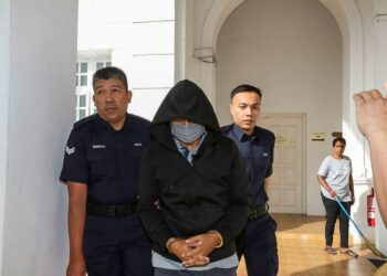 MOHD. Nazri Abdul Razak dibawa ke  Mahkamah Tinggi Ipoh hari ini bagi hujahan lisan perbicaraan kes bunuh Muhammad Zaharif Affendi Muhd. Zamrie.  - UTUSAN/MUHAMAD NAZREEN SYAH MUSTHAFA