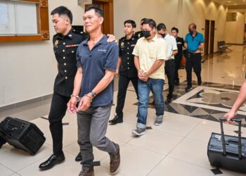 EMPAT tertuduh dibawa keluar selepas didakwa di Mahkamah Sesyen Kuantan di Kuantan, Pahang.