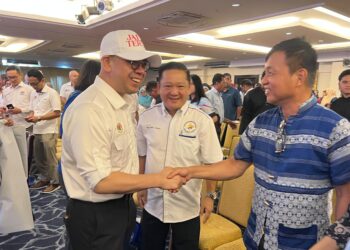 STEVEN Sim (tiga dari kanan) beramah mesra selepas Perhimpunan Kesatuan Sekerja Bersama Menteri Sumber Manusia Peringkat Negeri Perlis Tahun 2025 di Hotel Putra Regency, Kangar, Perlis. -UTUSAN/ASYRAF MUHAMMAD