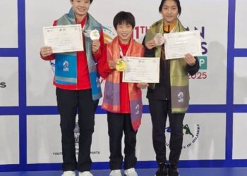 Eilisha (kanan) bersama pemenang pingat emas dari China, Tai Xiao Hu (tengah) bersama rakan senegara, Lin Heng Nuo pada Kejohanan Akuatik Asia di Ahmedabad, India, semalam. - IHSAN AKUATIK MALAYSIA