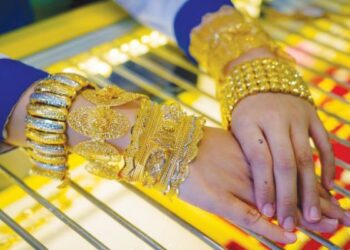 HARGA emas global jatuh mendadak sebanyak 5.3 peratus kepada AS$4,125 seauns pada Selasa.