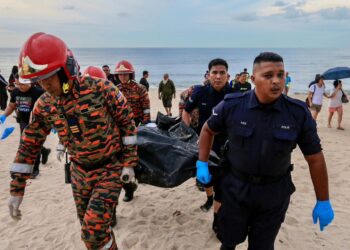 ANGGOTA penyelamat membawa naik mayat Soh Eng Sin yang ditemukan lemas di Pantai Batu Buruk, Kuala Terengganu. - UTUSAN / PUQTRA HAIRRY