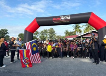 NOR Zaitun Ibrahim melepaskan para peserta bersempena Fly High Fun Run Sekolah Tengku Budriah (STB) 2.0 di padang kawad Universiti Teknologi Mara (UiTM) cawangan Perlis hari ini.- UTUSAN/MOHD. HAFIZ ABD. MUTALIB
