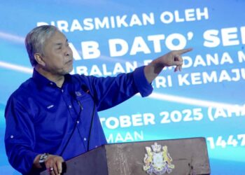 AHMAD Zahid Hamidi berucap pada Majlis Pelancaran Skuad Yayasan Pelajaran Mara Peringkat Negeri Johor 2025 di Stadium Tertutup Arena Larkin, Johor Bahru, Johor hari ini.-UTUSAN/RAJA JAAFAR ALI.