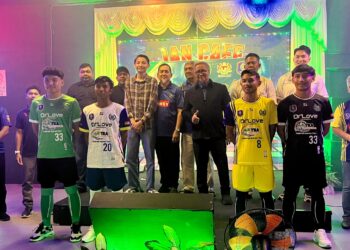 BARISAN pengurusan dan pemain merakamkan gambar bersama semasa Majlis Peluncuran Pasukan/Penaja Piala Emas Raja-Raja Perlis di Sungai Batu Pahat, Kangar, Perlis. -UTUSAN/ASYRAF MUHAMMAD
