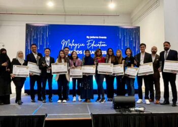 BARISAN penerima Anugerah Pendidikan Malaysia (MEA) 2025 yang berlangsung di Pavilion Bukit Jalil, di sini hari ini.