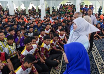 FADHLINA Sidek bersama pelajar pada majlis bacaan Yassin dan tahlil untuk Muhammad Fauzan Mohd. Sulaiman, 16, pelajar yang meninggal dunia semasa kejohanan ragbi di Sekolah Tuanku Abdul Rahman (STAR) di Ipoh.  - UTUSAN/MUHAMAD NAZREEN SYAH MUSTHAFA