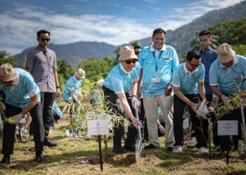FADILLAH Yusof menanam pokok pada Majlis Perasmian Sambutan Hari Sungai Sedunia Tahun 2025 Peringkat Kebangsaan di Sungai Batu Tegoh, Padang Merbok di Taiping hari ini. - UTUSAN/MUHAMAD NAZREEN SYAH MUSTHAFA