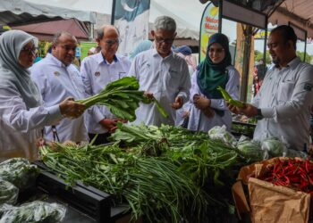AMINUDDIN Zulkipli (tengah) ketika sesi lawatan ke Karnival Jualan Agro Madani @ Terengganu 2025 di Kompleks Majlis Sukan Negeri Terengganu, Gong Badak, Kuala Nerus, Terengganu. - UTUSAN/PUQTRA HAIRRY