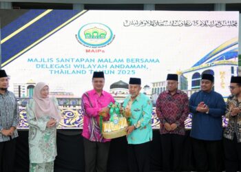 TUANKU Syed Faizuddin Putra Jamalullail (tiga dari kiri) berkenan menyampaikan cendera kenangan kepada wakil delegasi terlibat dalam majlis di Dewan Kuliyyah MAIPs, Pengkalan Asam, Kangar, Perlis. -UTUSAN