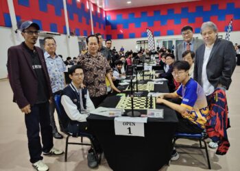 AHMAD Maslan (berdiri tiga dari kiri) menyantuni peserta pertandingan catur antara negeri di Dewan Muafakat, Taman Saujana, di Pontian, Johor hari ini.-UTUSAN/MUHAMMAD ZIKRI.