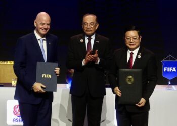 GIANNI Infantino (kiri) di Majlis Menandatangani ASEAN-FIFA Memorandum Persefahaman sempena Sidang Kemuncak ASEAN ke-47 di Pusat Konvensyen Kuala Lumpur (KLCC) di sini, hari ini. Gambar ISKANDAR ISHAK