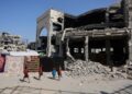 KANAK-KANAK Palestin yang kehilangan tempat tinggal bermain di luar Masjid Imam al-Shafi’i yang rosak di kejiranan Zeitoun, Gaza City.-AFP