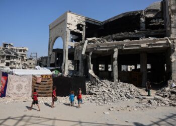 KANAK-KANAK Palestin yang kehilangan tempat tinggal bermain di luar Masjid Imam al-Shafi’i yang rosak di kejiranan Zeitoun, Gaza City.-AFP