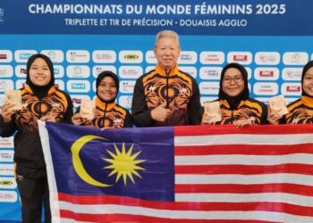 Presiden MBSF, Cheah Ban Cheng (tengah) bersama atlet negara yang menjuarai Piala Negara di Kejohanan Dunia Petanque Wanita 2025 di Douai, Perancis, kelmarin. - IHSAN MBSF
