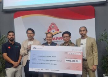 IMRAN Ismail (kiri), Iskandar Halim Sulaiman (tengah) dan Mohammad Firdaus Low Abdullah (dua dari kanan) pada Majlis Serahan Sumbangan Pendidikan di KPMAIWP, Kuala Lumpur, hari ini.