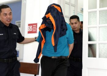 MUHAMAD Najmuddin Jamal mengaku tidak bersalah di Mahkamah Sesyen Ipoh atas pertuduhan melakukan amang seksual fizikal terhadap pelajar lelaki berusia 12 tahun di Chemor tahun lalu. - UTUSAN
