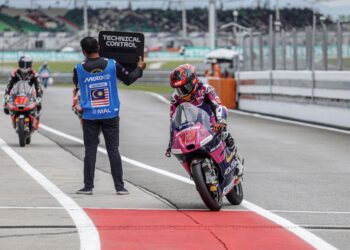 Pelumba AEON CREDIT SIC Racing MSI, Hakim Danish (kanan) tiba di pit lane selepas sesi kelayakan Moto3 Kejuaraan Motosikal Dunia (MotoGP) Malaysia 2025 di Petronas Litar Antarabangsa Sepang di sini hari ini. - UTUSAN/FARIZ RUSADIO