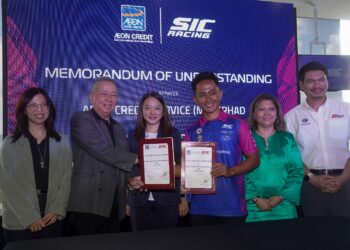MENTERI Belia dan Sukan, Hannah Yeoh (tengah) menyaksikan memorandum perjanjian persefahaman (MoU) antara Pengerusi AEON Credit, Ng Eng Kiat (dua kiri) dan Ketua Pasukan ZK Racing, Zulfahmi Khairuddin (tiga kanan) pada Majlis Pengumuman Pasukan Moto3 Wildcard di Litar Antarabangsa Petronas Sepang (SIC) di sini, hari ini. Turut hadir, Ketua Pegawai Eksekutif SIC, Azhan Shafriman Hanif (kanan). -  FAISOL MUSTAFA