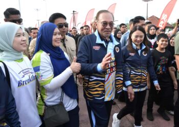 HANNAH Yeoh (kanan) mengiringi Anwar Ibrahim pada majlis Perasmian Sambutan Hari Sukan Negara peringkat Kebangsaan 2025 di Ipoh, hari ini. - UTUSAN/ZULFACHRI ZULKIFLI