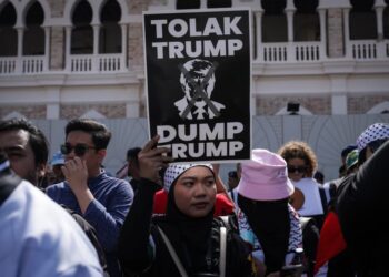 SUASANA peserta yang hadir dalam Himpunan Bantah Trump susulan kehadiran Presiden Amerika Syarikat, Donald Trump itu ke Sidang Kemuncak ASEAN ke-47, di Dataran Merdeka di sini, hari ini. - UTUSAN/MUHAMAD IQBAL ROSLI