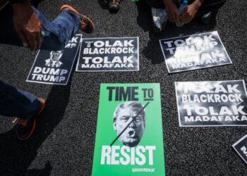 POSTER mempunyai muka Donald Trump yang dipijak dalam Himpunan Bantah Trump susulan kehadiran Presiden Amerika Syarikat itu, di Dataran Merdeka di sini, hari ini. - UTUSAN/MUHAMAD IQBAL ROSLI