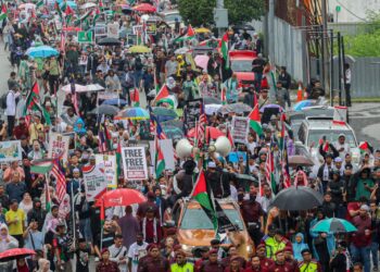 ORANG ramai berarak menuju ke Kedutaan Amerika Syarikat ketika Himpunan Solidariti Sumud di Jalan Tun Razak, Kuala Lumpur hari ini. - UTUSAN/FARIZ RUSADIO