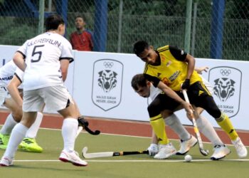 Pemain Malaysia, Iman Faizo diasak  pemain New Zealand pada Kejohanan Hoki Antarabangsa Bawah 21 (B-21) tahun Piala Sultan Johor di Perbadanan Stadium Hoki Johor, Taman Daya, Johor Bahru disini. - UTUSAN/RAJA JAAFAR ALI