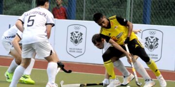 Pemain Malaysia, Iman Faizo diasak  pemain New Zealand pada Kejohanan Hoki Antarabangsa Bawah 21 (B-21) tahun Piala Sultan Johor di Perbadanan Stadium Hoki Johor, Taman Daya, Johor Bahru disini. - UTUSAN/RAJA JAAFAR ALI