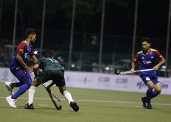 Pemain Malaysia cuba mengawal bola dari dirampas pemain Pakistan dalam Kejohanan Hoki Remaja bawah 21 tahun Piala Sultan Johor di Stadium Hoki Johor, Taman Daya, Johor Bahru disini. - UTUSAN/RAJA JAAFAR ALI
