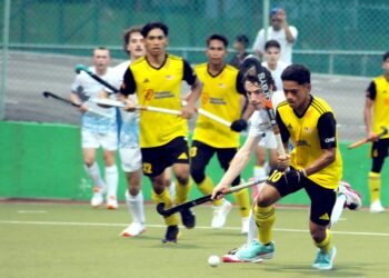 PEMAIN Malaysia, Hadi Handzalah melakukan pukulan walaupun cuba dihalang pemain Australia, Toonen Lucas pada Kejohanan Hoki Antarabangsa Bawah 21 (B-21) tahun Piala Sultan Johor di Perbadanan Stadium Hoki Johor, Taman Daya, Johor Bahru disini.- UTUSAN/RAJA JAAFAR ALI