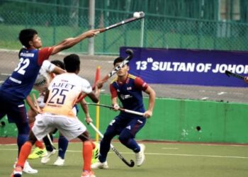 Pemain Malaysia, Azimuddin Kamaruddin mengawal bola walaupun diasak pemain India, Ajeet Yadav pada Kejohanan Hoki Antarabangsa Bawah 21 (B-21) Piala Sultan Johor di Perbadanan Stadium Hoki Johor, Taman Daya, Johor Bahru, hari ini. - UTUSAN/RAJA JAAFAR ALI