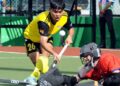 Pemain Malaysia, Muhammad Zubir berjaya menewaskan  penjaga gol New Zealand, Matthew Ruetsch pada Kejohanan Hoki Antarabangsa Bawah 21 tahun Piala Sultan Johor di Perbadanan Stadium Hoki Johor, Taman Daya, Johor Bahru, hari ini. -  UTUSAN/RAJA JAAFAR ALI