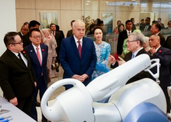SULTAN Nazrin Muizzuddin Shah melawat kemudahan rawatan kesihatan yang disediakan di Sunway Medical Centre Ipoh pada majlis perasmian hospital tersebut hari ini. - UTUSAN/MUHAMAD NAZREEN SYAH MUSTHAFA
