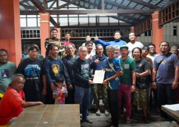 ZAKARIA Sulong ( empat kanan) menyerahkan memorandum kepada Razali Idris pada Majlis Dialog dan Penyerahan Memorandum oleh Persatuan Peniaga dan Pengusaha Pelancongan Pulau Kapas dan Pulau Gemia, Marang, Terengganu.