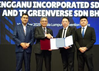 BURHANUDDIN Hilmi Mohamed @ Harun (dua dari kiri) ketika Majlis Menandatangani Perjanjian Persefahaman (MoU) dan Pemegang Saham antara Greenverse Holding Sdn Bhd, Terengganu Incorporated Sdn. Bhd. dan TI Greenverse Sdn. Bhd.