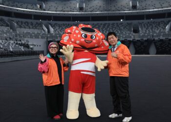 Pengerusi Persekutuan Gimnastik Indonesia (PGI), Ita Yuliati (kiri) dan Presiden Persekutuan Gimnastik Antarabangsa (FIG), Morinari Watanabe.  IHSAN JAKARTAGYMNASTICS2025