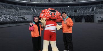 Pengerusi Persekutuan Gimnastik Indonesia (PGI), Ita Yuliati (kiri) dan Presiden Persekutuan Gimnastik Antarabangsa (FIG), Morinari Watanabe.  IHSAN JAKARTAGYMNASTICS2025