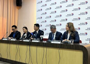 Frank Wee (dua dari kiri) ketika sidang media selepas penyenaraian Insight Analytics Berhad di Pasaran Ace Bursa Malaysia Securities Berhad, di sini, semalam.